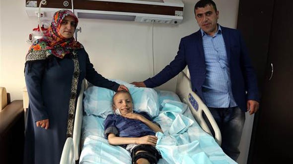 Arkadaşının tekmesi hayatını kurtardı