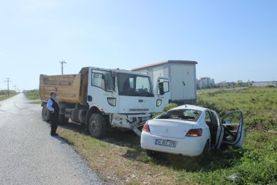 Antalya'da Kamyon İle Otomobil Çarpıştı Açıklaması 1 Yaralı