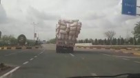 ÜST GEÇİT - Aşırı Yüklü Kamyon Trafikte Tehlike Saçtı
