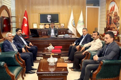 Başkan Kartal'a Plaket