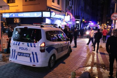 Kadıköy Barlar Sokağında Silahlı Kavga Açıklaması 2 Yaralı