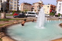 EĞLENCE MEKANI - Kağıt Toplayıcısı Suriyeli Çocukların Süs Havuzunda Tehlikeli Eğlencesi