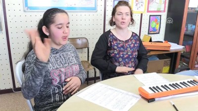 Müzik Aletlerini Kalpleriyle Hissedip Çalıyorlar