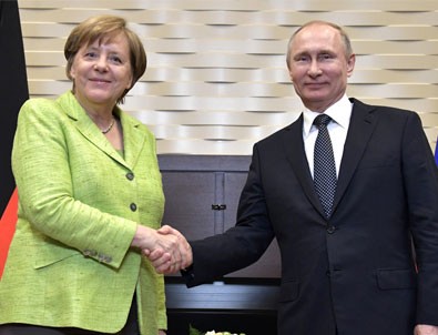 Putin Merkel ile Suriye'yi görüştü