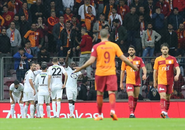 G.Saray'a büyük şok! Akhisar'a elendiler