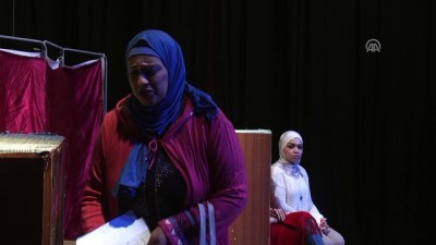 Gazzeli Kadınlar Engelleri Aşarak Tiyatro Sahnesine Çıkıyor