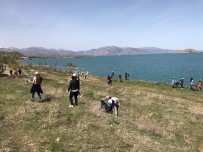 VAN GÖLÜ - Gevaş'ta Öğrenciler, Van Gölü Sahilinde Çöp Topladı