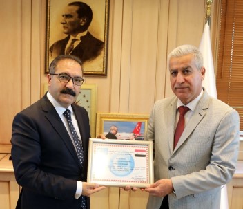 Irak Türkmen Cephesinden Gaün Rektörü Prof. Dr. Gür'e Takdirname