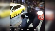 BIÇAKLI KAVGA - Kadıköy Barlar Sokağında Çıkan Bıçaklı Kavga Kamerada