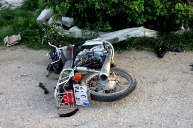 Otomobille Çarpışan Motosikletli Hayatını Kaybetti