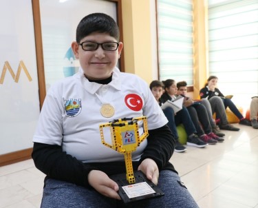 Robotik Yarışmada Madalya Kazanan Engelli Öğrencinin Azmi