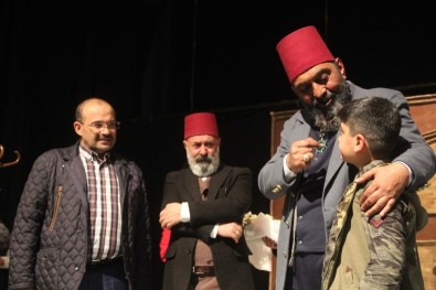 Bitlis'te 'Usta' Adlı Tiyatro Oyunu Sahnelendi
