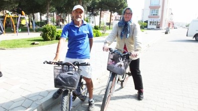 Burhaniye'de Bu Çift Her Yere Bisikletle Gidiyor