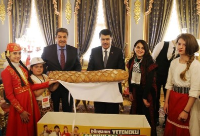 Dünya Çocuklarından Vali Şahin'e 'Barış Ekmeği'