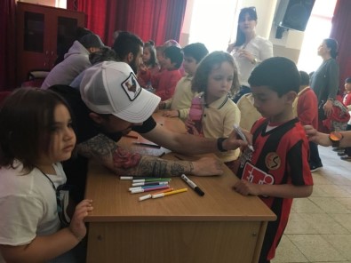 Eskişehirsporlu Futbolcular Okulda İmza Günü Düzenledi