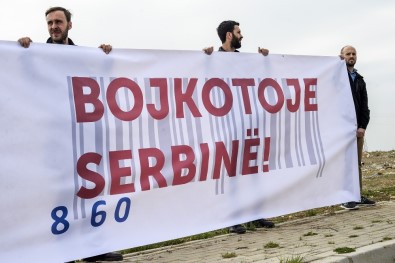 Kosova'da Sırbistanlı Şirketler Protesto Edildi