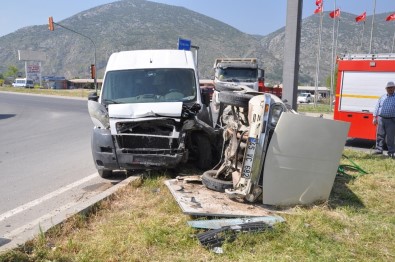 Midibüs Ve Otomobil Çarpıştı Açıklaması 2 Yaralı