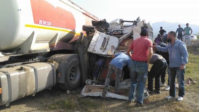 Öğrenci Servisi İle Yakıt Depolu Kamyon Çarpıştı