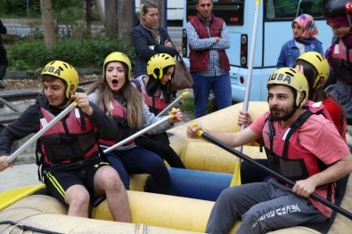 Rize'de Üniversite Öğrencilerinin Rafting Heyecanı