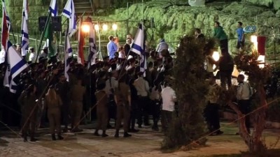 Yahudi Yerleşimciler İbrahim Camii'ne İsrail Bayrakları Astı