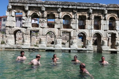 Yozgat Valisi'nin Antik Termal Havuz Keyfi