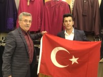 ZABITA MÜDÜRÜ - Başkan Çetin Ziyaretlerde Esnafa Bayrak Hediye Ediyor