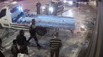 BÜNYAMİN YILDIZ - Denizli'de Kontrolden Çıkan Otomobil Mağazaya Girdi