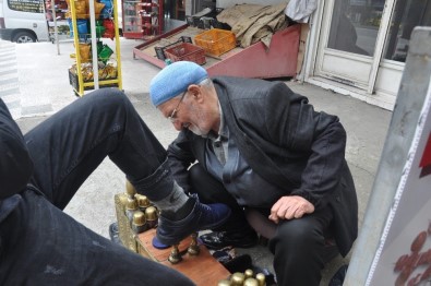 İlçede Ayakkabısını Boyamadığı Kimse Kalmadı