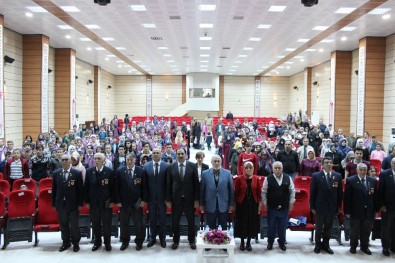 İlkokul Ve Ortaokul Öğrencilerinden Şehitlere Saygı Gösterisi