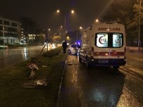 Kayganlaşan Yolda Otomobil Elektrik Direğine Çarptı Açıklaması 3 Yaralı