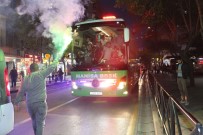 BERGAMA BELEDİYESPOR - Manisa BBSK'ya Taraftarlarından Coşkulu Karşılama