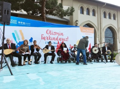 Otizmli Gençler Hem Çaldı Hem Söyledi