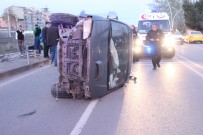 Otomobile Çarpan Minibüs Yan Yattı Açıklaması 3 Yaralı