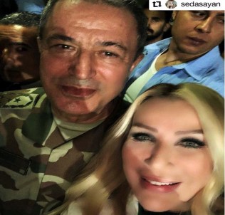 Seda Sayan'dan Genelkurmay Başkanı Akar'la selfie
