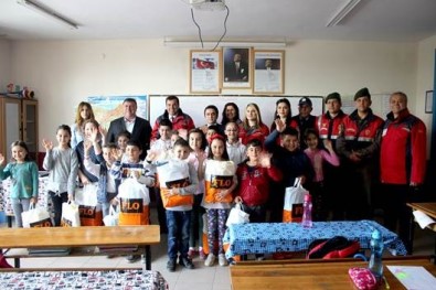 Türk Kızılayı'ndan Öğrencilere Yardım