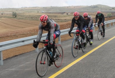 Bisiklet Takımları Kamp İçin Erciyes'i Tercih Ediyor