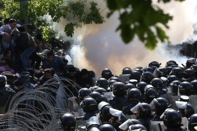 Ermenistan Polisi 16 Protestocuyu Gözaltına Aldı