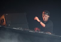 İsveçli Ünlü DJ Avicii Hayatını Kaybetti