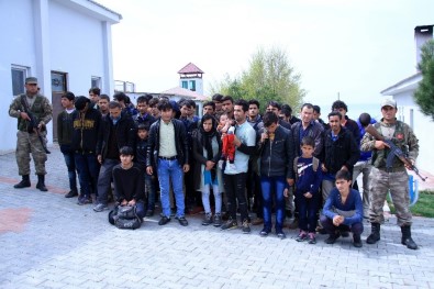 Kaçak Afganlara Mehmetçik Şefkati