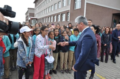 Kars'ta Çocuklar 'Vali Amcalarına' İzdiham Yaşatan Sevgi