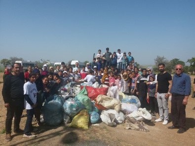 Öğrenciler Mesire Alanından 1 Kamyon Çöp Topladı