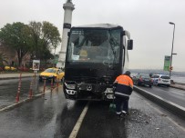 TUR OTOBÜSÜ - Öğrencileri Taşıyan Gezi Otobüsü Kaza Yaptı