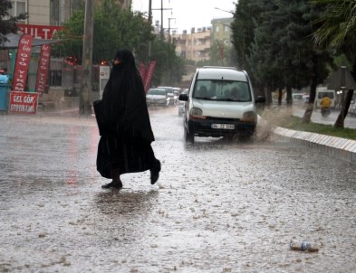 Şanlıurfa'da Sağanak Yağış Sürücülere Zor Anlar Yaşattı