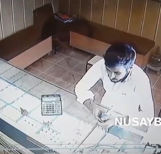 Yüzük Almak İçin Girdi, 18 Bin TL'lik Altını Kaşla Göz Arasında Çaldı