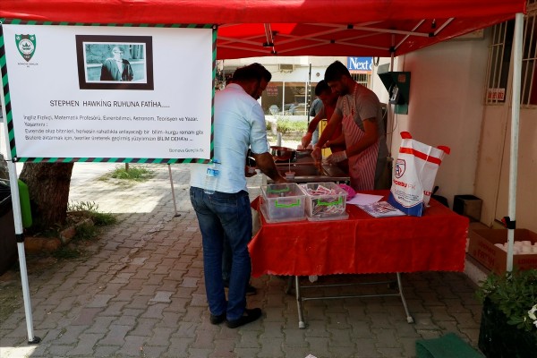 Stephen Hawking için İzmir'de helva dağıtıldı