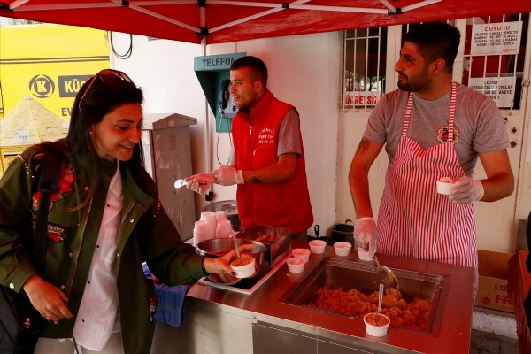 Stephen Hawking için İzmir'de helva dağıtıldı