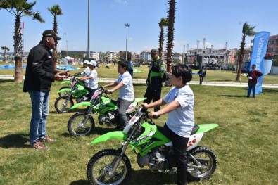 Aliağa'da Çocukların Motosiklet Heyecanı