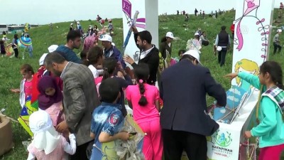 Diyarbakır'da Bin Çocuk Uçurtma Uçurdu