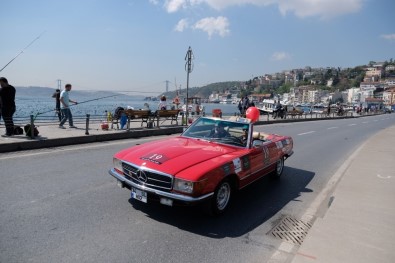İstanbul Boğazı'nda Klasik Otomobil Geçidi