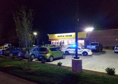 ABD'de Çıplak Saldırgan Waffle Dükkanını Bastı Açıklaması 3 Ölü, 4 Yaralı